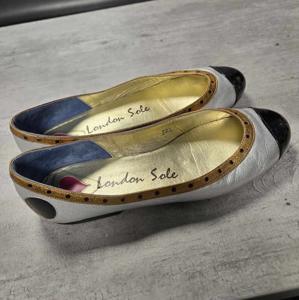 London Sole White and Black Flats